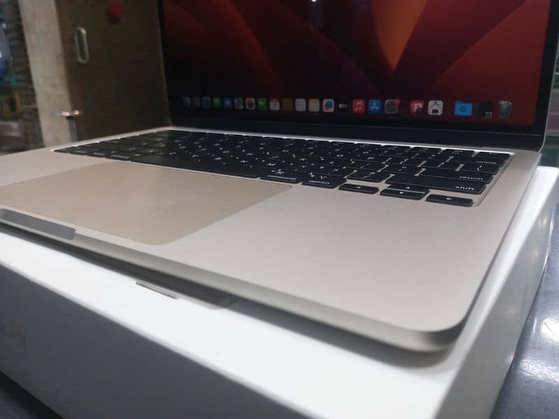 MACBOOK PRO 18 GB 512 GB SSD NEW CONDITION AND VIP PRICE 10