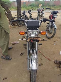 honda 125 bike 20/4. L me khri hy