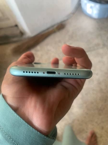 iphone 11  64gb  visim  77halit orgnl betre  all ok peshawar saddr 4