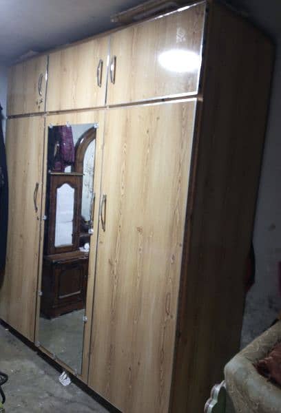 3 door wardrobe for urgent sale 0