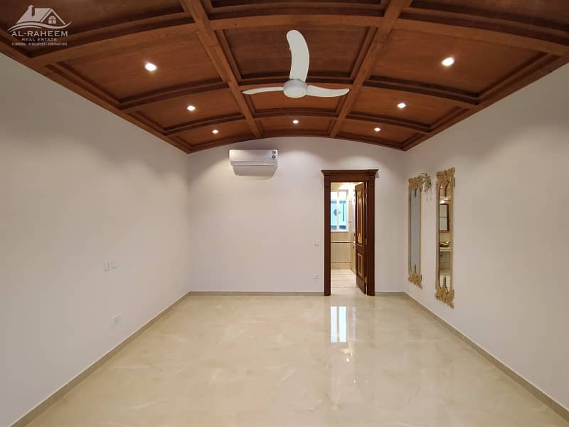 KANAL SPANISH BUNGALOW NEAR MCDONALD TOP LOCATION 29