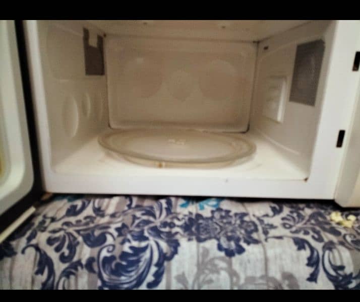 Used Microwave oven For Sale In a Good Condition 1