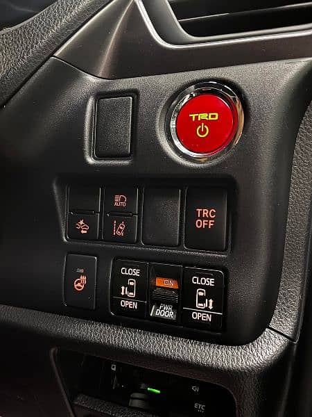 Toyota Voxy 2019 full option 6