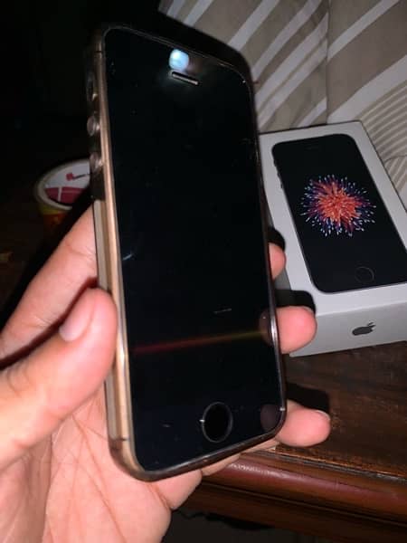 iPhone SE 16 gb 3