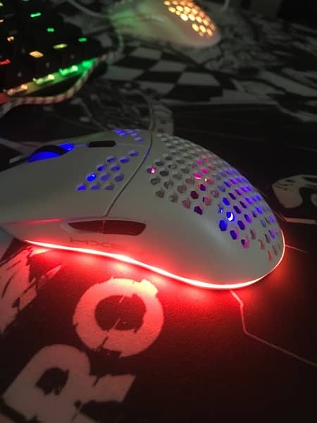 FULL CUSTOMIZABLE RGB PROGRAMABLE WHITE GAMING MOUSE | GLORIOUS MODELO 1