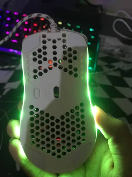 FULL CUSTOMIZABLE RGB PROGRAMABLE WHITE GAMING MOUSE | GLORIOUS MODELO 4