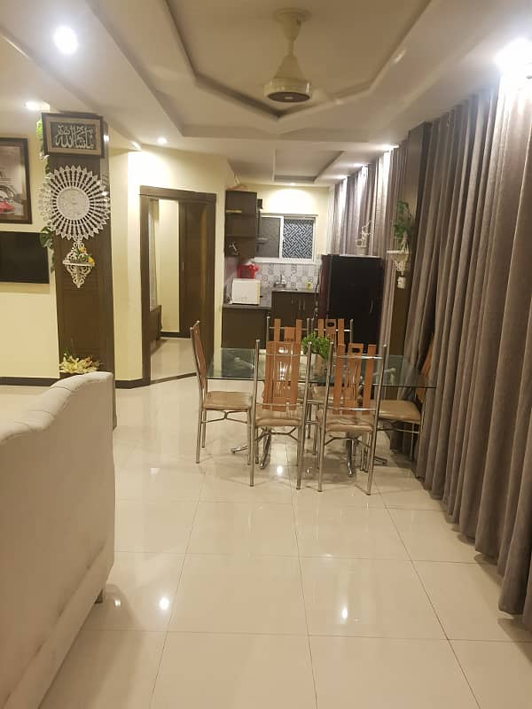 Par Day short time 3 BeD Room apartment Available for rent in Bahria town phase 4 and 6 empire Heights 2 Family apartment 1