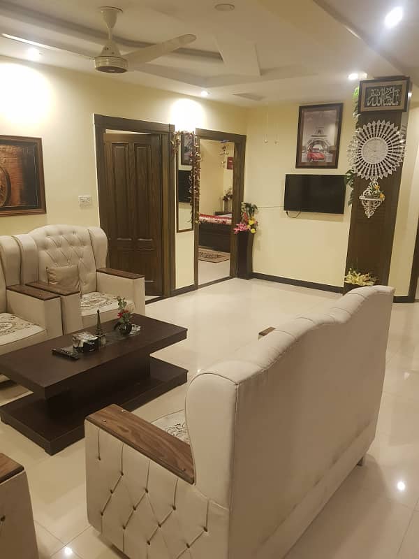 Par Day short time 3 BeD Room apartment Available for rent in Bahria town phase 4 and 6 empire Heights 2 Family apartment 2