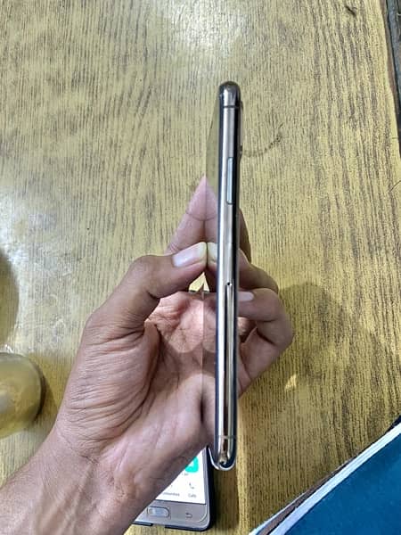 Iphone xs gold colour 2