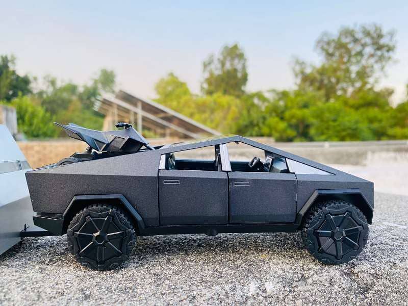 Tesla Cyber Truck with Cybersquad diecast car model 15