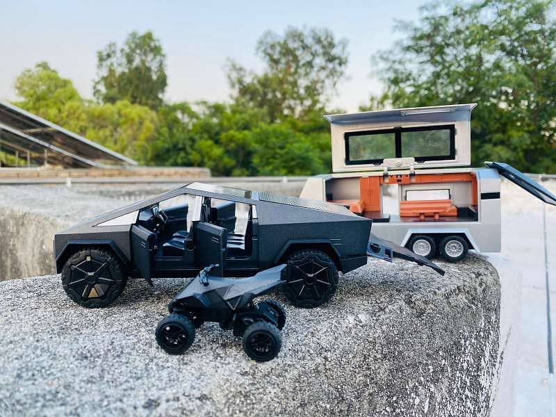 Tesla Cyber Truck with Cybersquad diecast car model 16