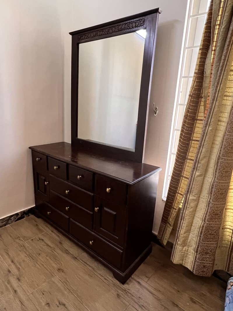 [URGENT] Complete Bed set (dressing table, 2 side tables) 2