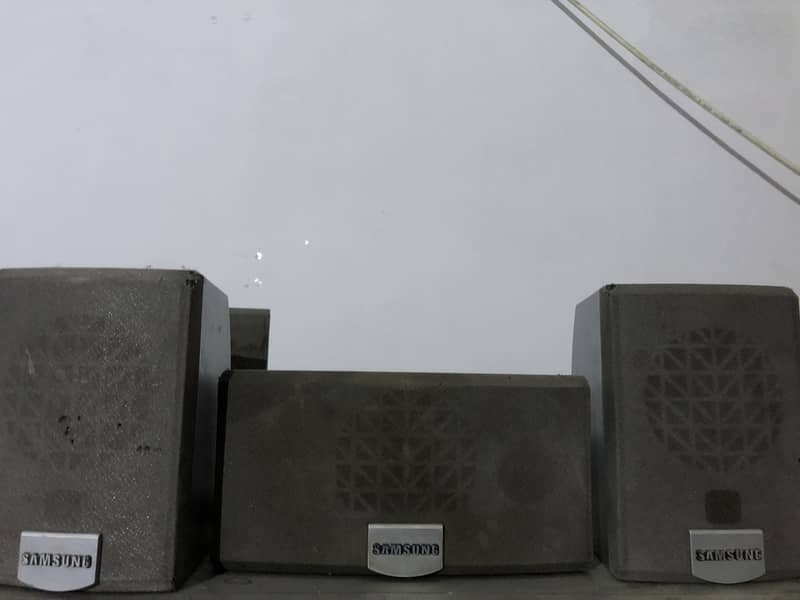 Samsung Home theater Sppeakers 0
