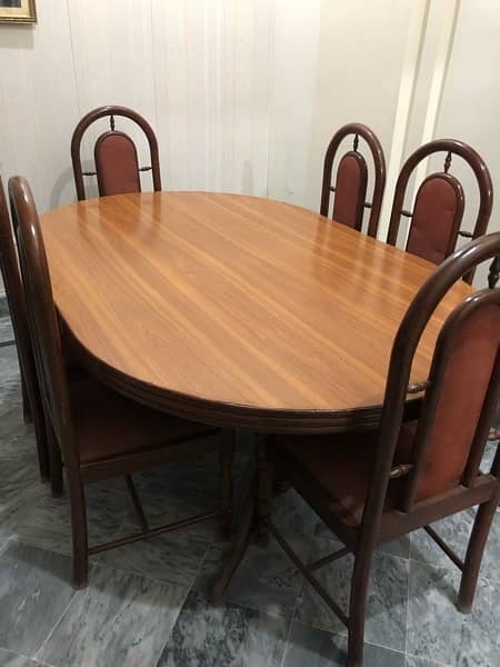 6 seater wooden dinning table in good condition 2