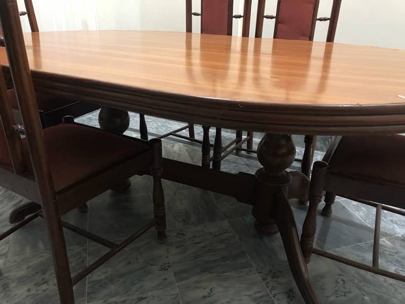 6 seater wooden dinning table in good condition 3