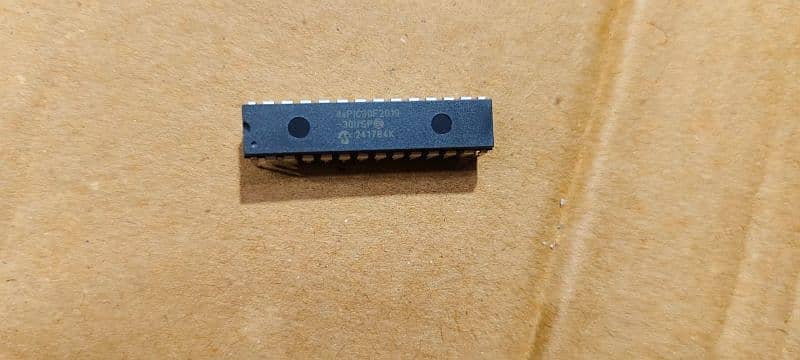 Microcontroller IC Chip No. dsPIC30F2010 I/SP 0
