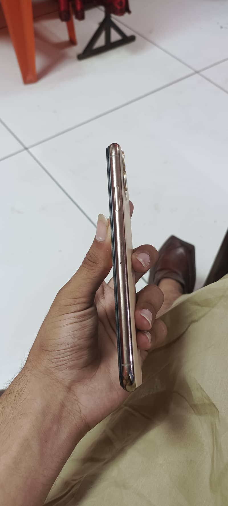 iPhone 11 pro max Golden colour 64gb Condition 10/10 bs eik scratch h 2