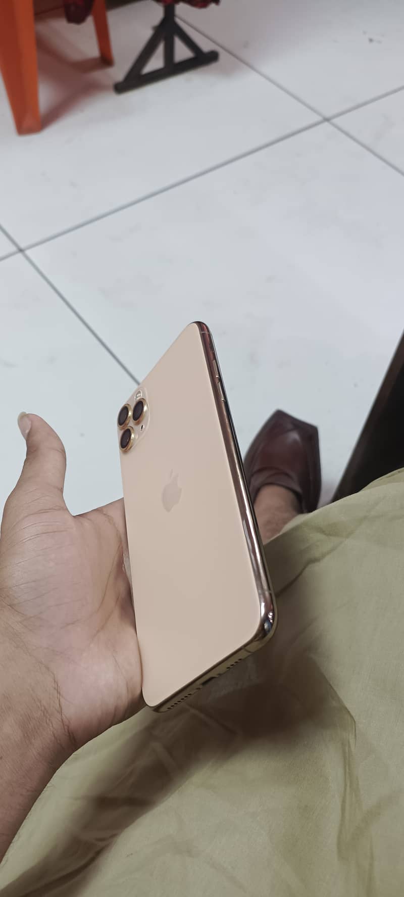 iPhone 11 pro max Golden colour 64gb Condition 10/10 bs eik scratch h 4