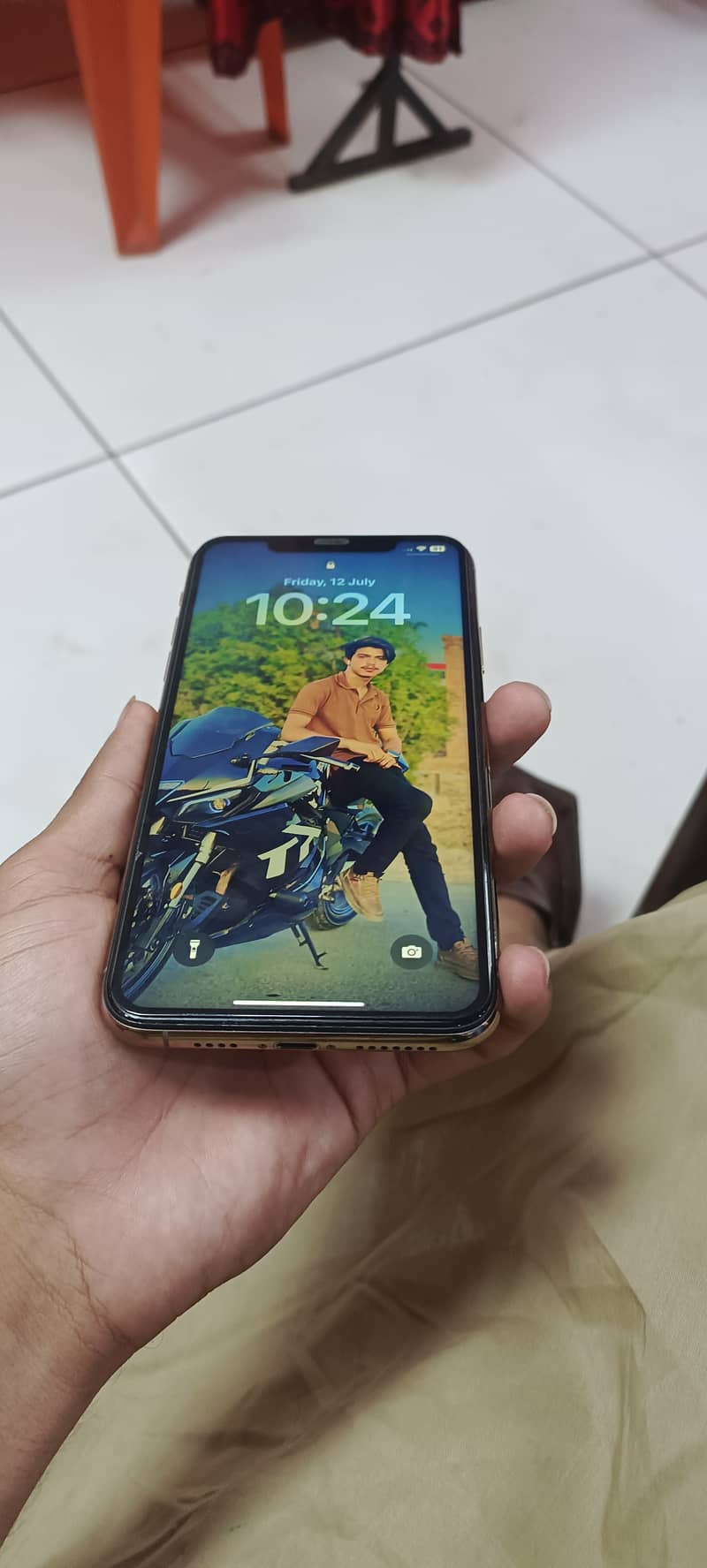 iPhone 11 pro max Golden colour 64gb Condition 10/10 bs eik scratch h 5