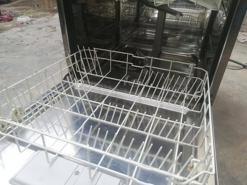 kelvinator KD 75 Dishwasher for use 8/10 condition 5