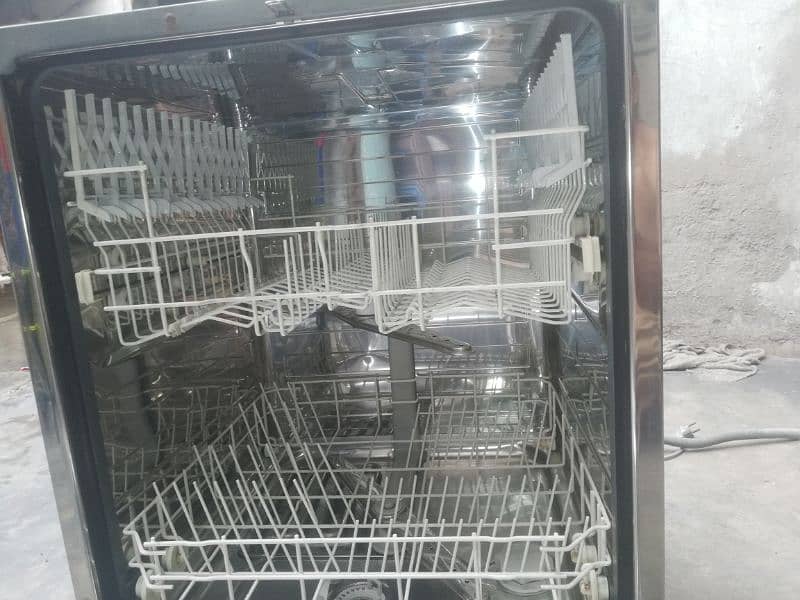 kelvinator KD 75 Dishwasher for use 8/10 condition 6