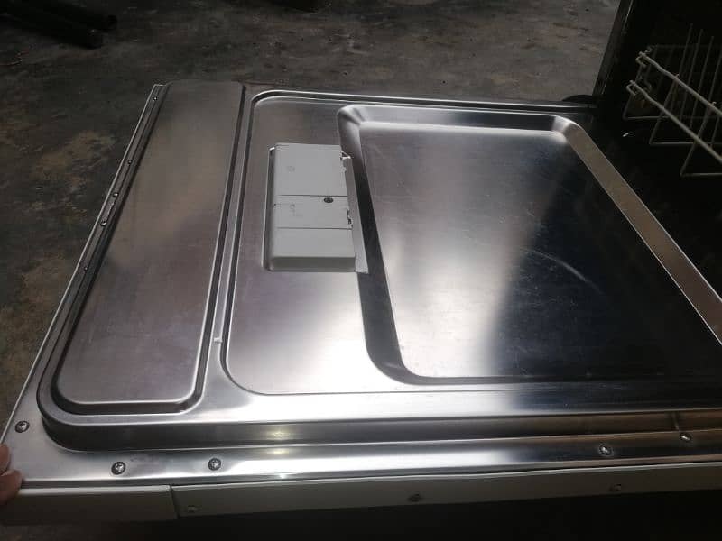 kelvinator KD 75 Dishwasher for use 8/10 condition 8