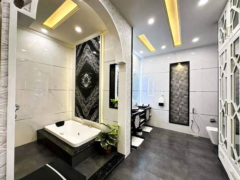 Luxurious Designer 1 Kanal Brand New House For Sale in Bahria Town Lahore 3