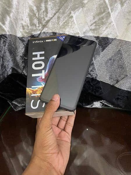 i am selling infinix Hot 11s . . . . with original box 0