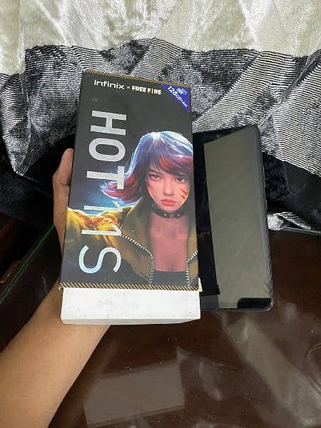 i am selling infinix Hot 11s . . . . with original box 1