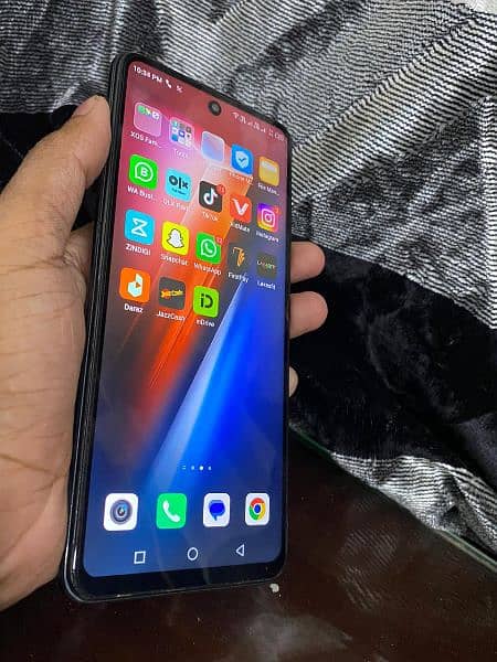 i am selling infinix Hot 11s . . . . with original box 2