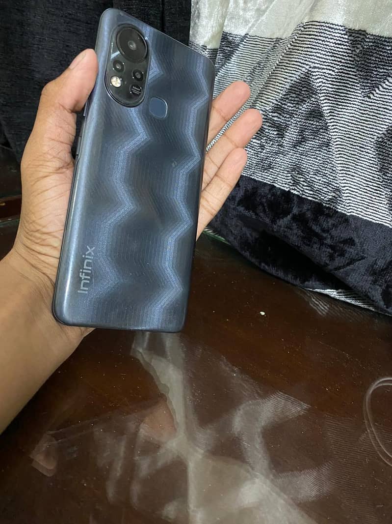 i am selling infinix Hot 11s . . . . with original box 6