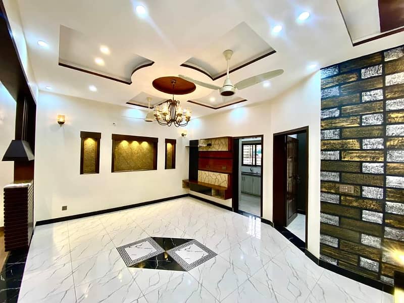 Luxurious Designer 5 Marla brand new House For Sale in Bahria Town Lahore 10