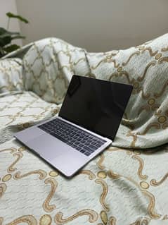 Apple Macbook Pro 2019 13 inch, Core i5 8GB/256GB/Touchbar Laptop