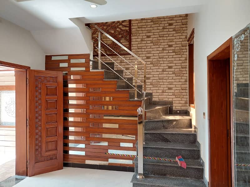 10 Marla House For Sale In Jasmine Block Bahria Town Lahore 8