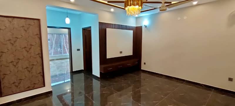 10 Marla House For Sale In Umar Block Bahria Town Lahore 28