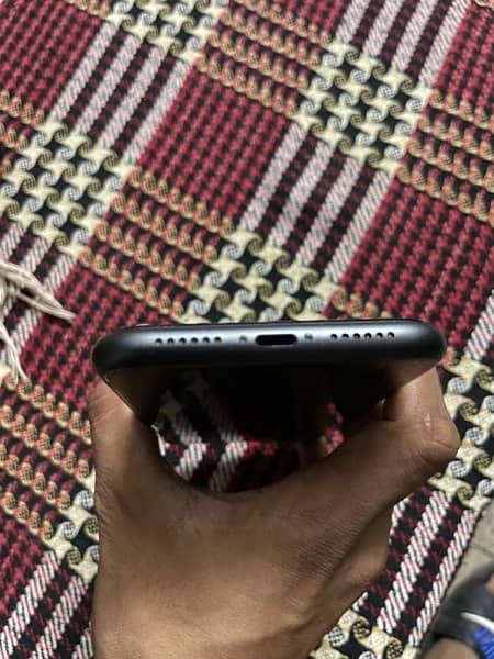 Iphone 11 64 GB Non PTA (Zong Sim Life Time) 1