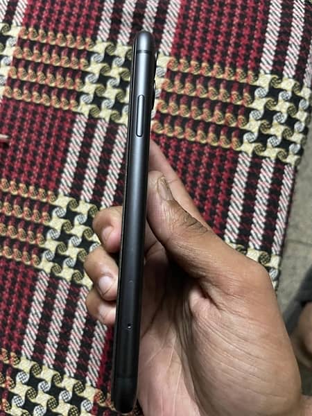 Iphone 11 64 GB Non PTA (Zong Sim Life Time) 5