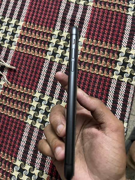 Iphone 11 64 GB Non PTA (Zong Sim Life Time) 6