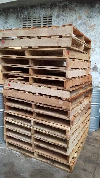 wooden pallets and plastic pallets 1