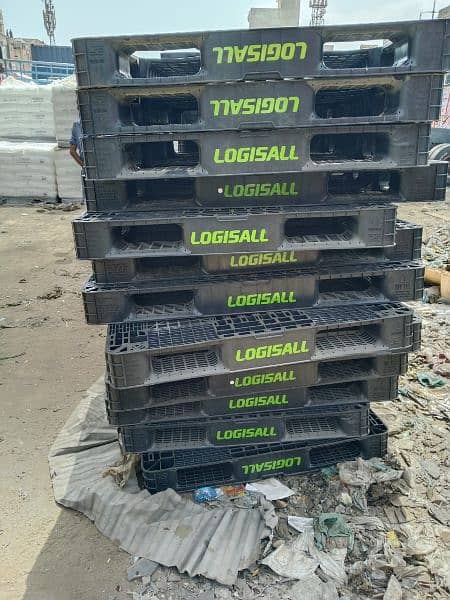 wooden pallets and plastic pallets 7