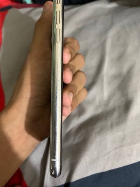 i phone x in good condition only front pa aik white line ha 1