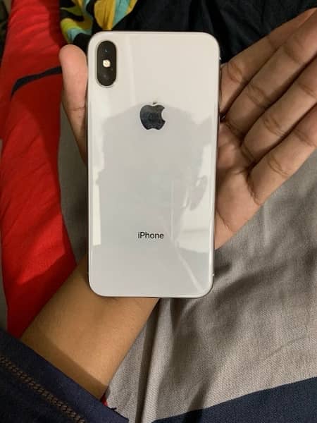 i phone x in good condition only front pa aik white line ha 4