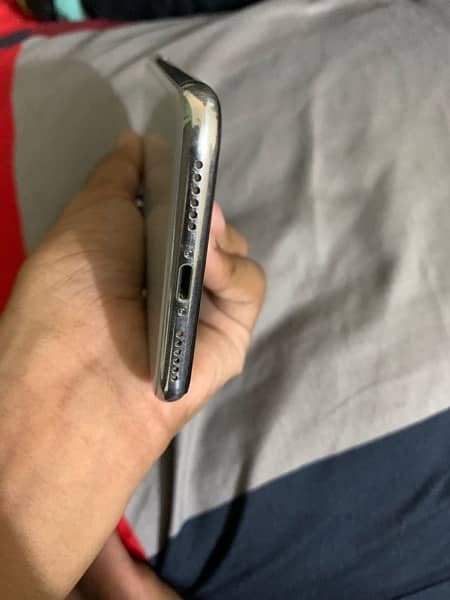 i phone x in good condition only front pa aik white line ha 5