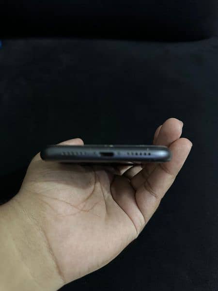 iPhone 11 64GB (NON PTA) 3