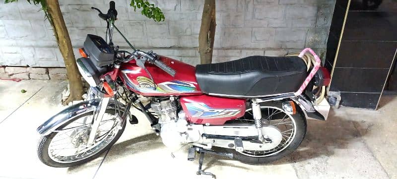 Self Start Crown 125 Almost Brand New 2500km driven 2024 model 0