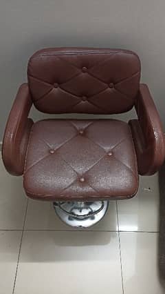 saloon/hair or computer chair has adjustable sizes and can negotiate