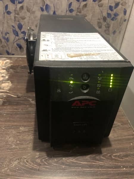 APC Smart-UPS 750VA 1