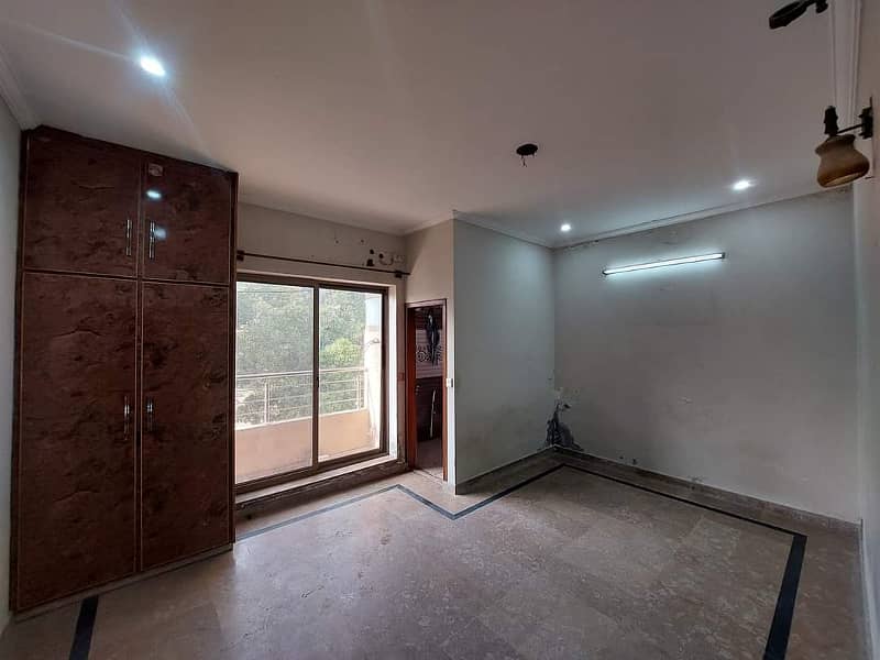 10 Marla Portion For Rent In Pchs Lahore 2