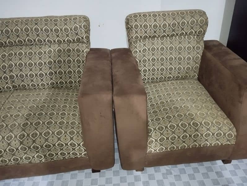 4 seater new condition sofa set used just one month 0