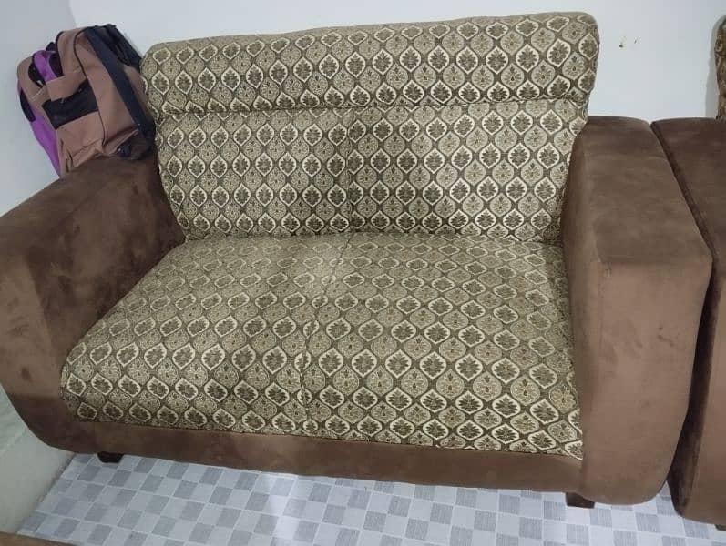 4 seater new condition sofa set used just one month 2